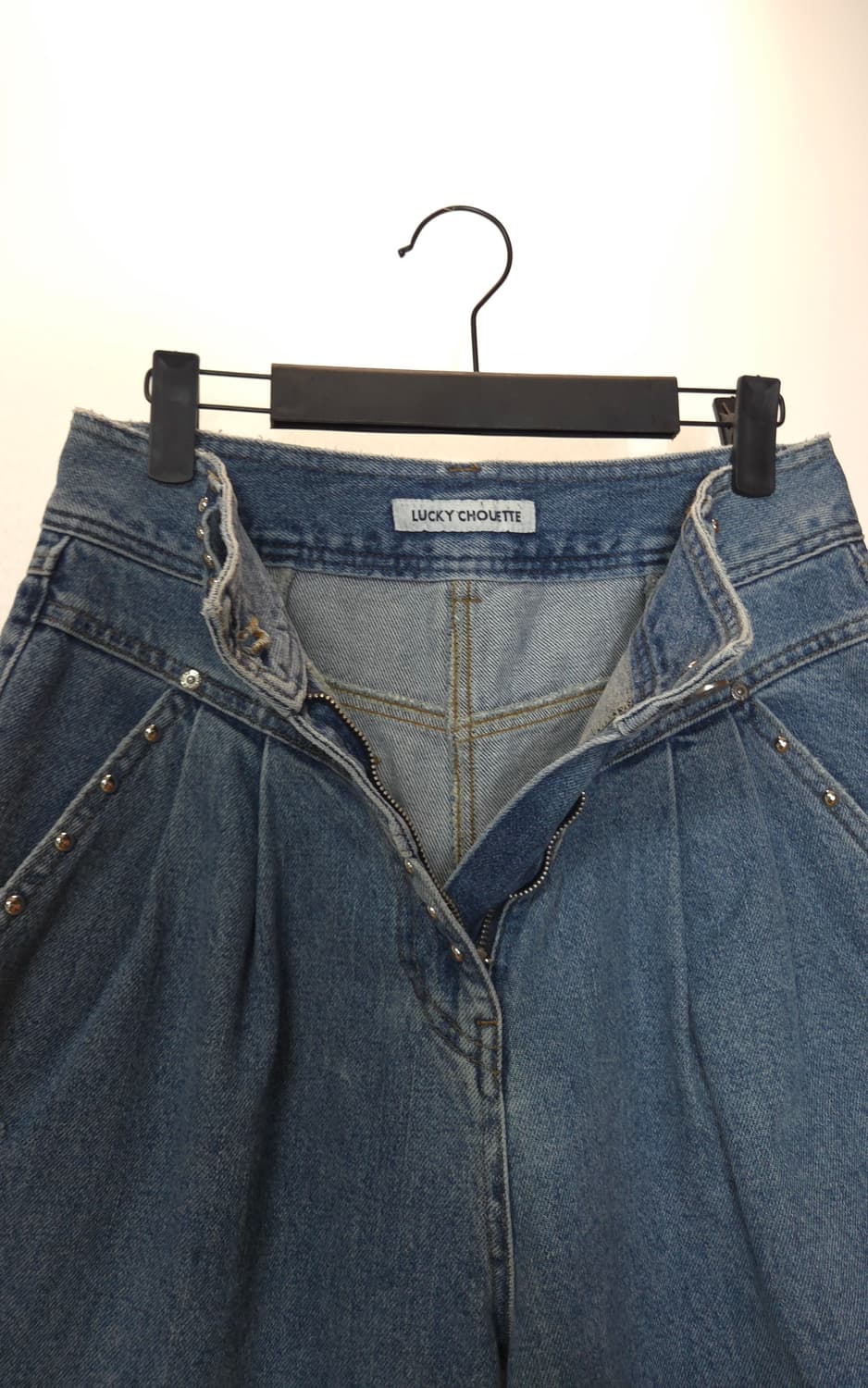 럭키슈에뜨 2021  스터드 디테일 턱 데님 팬츠 36사이즈 상품이미지3