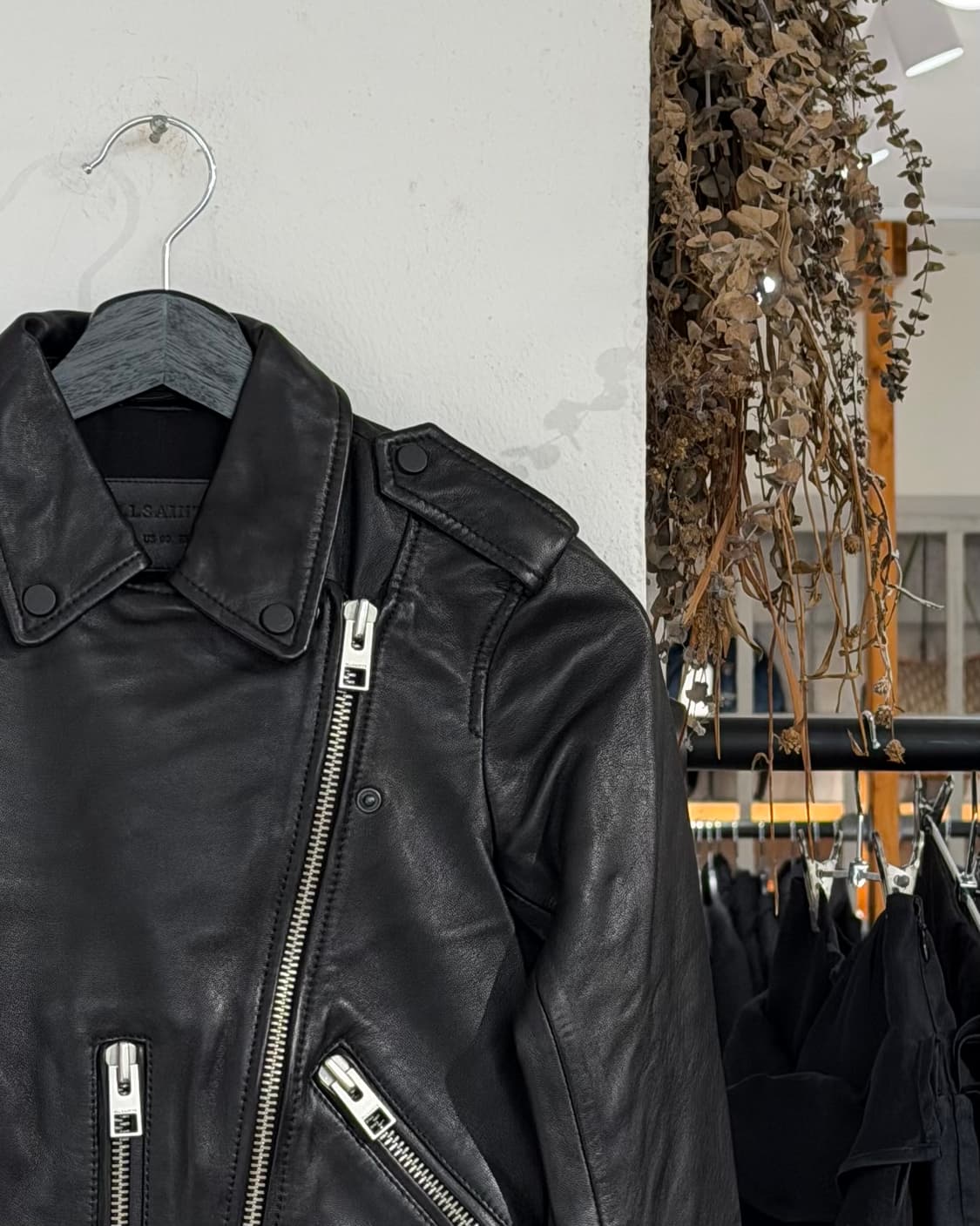 올세인츠 블랙 쉽스킨 레더 바이커 자켓 상품이미지3