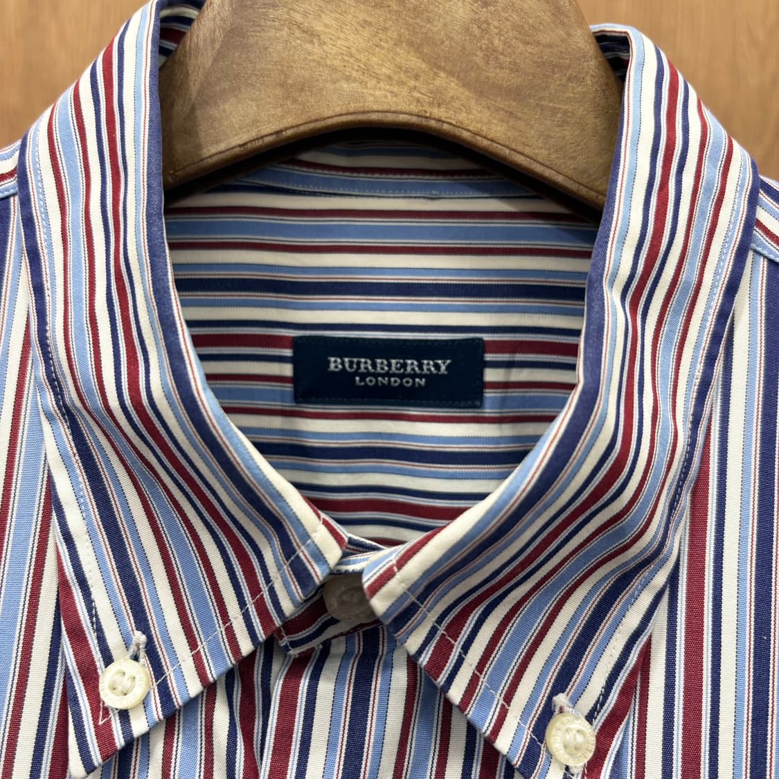 버버리 런던 코튼 긴팔 셔츠 스트라이프 패턴 자수 디테일 블루 버건디 상품이미지7