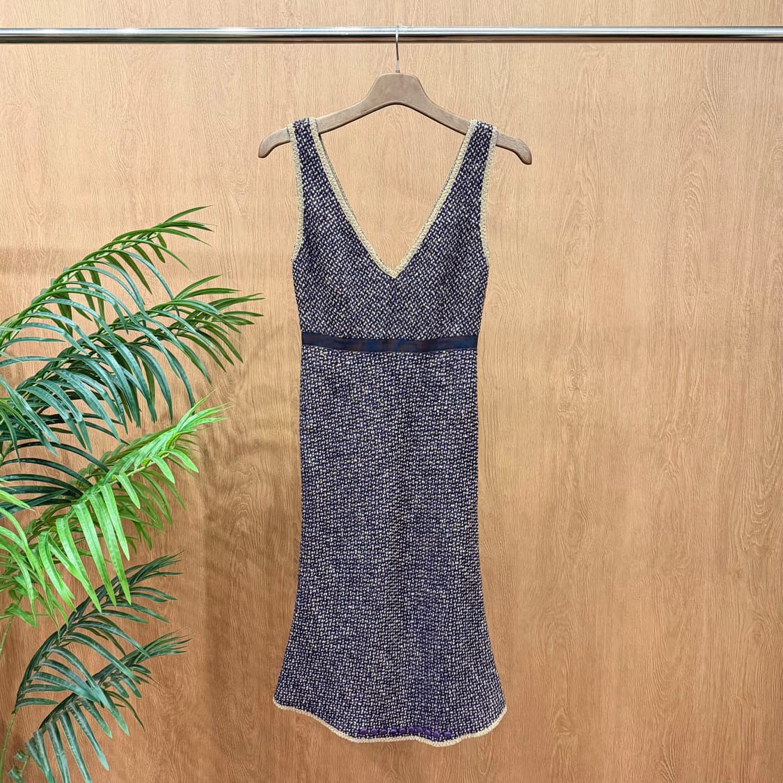 프라다 브이넥 슬리브리스 원피스 트위드 머메이드 실루엣 디테일 브라운 상품이미지1