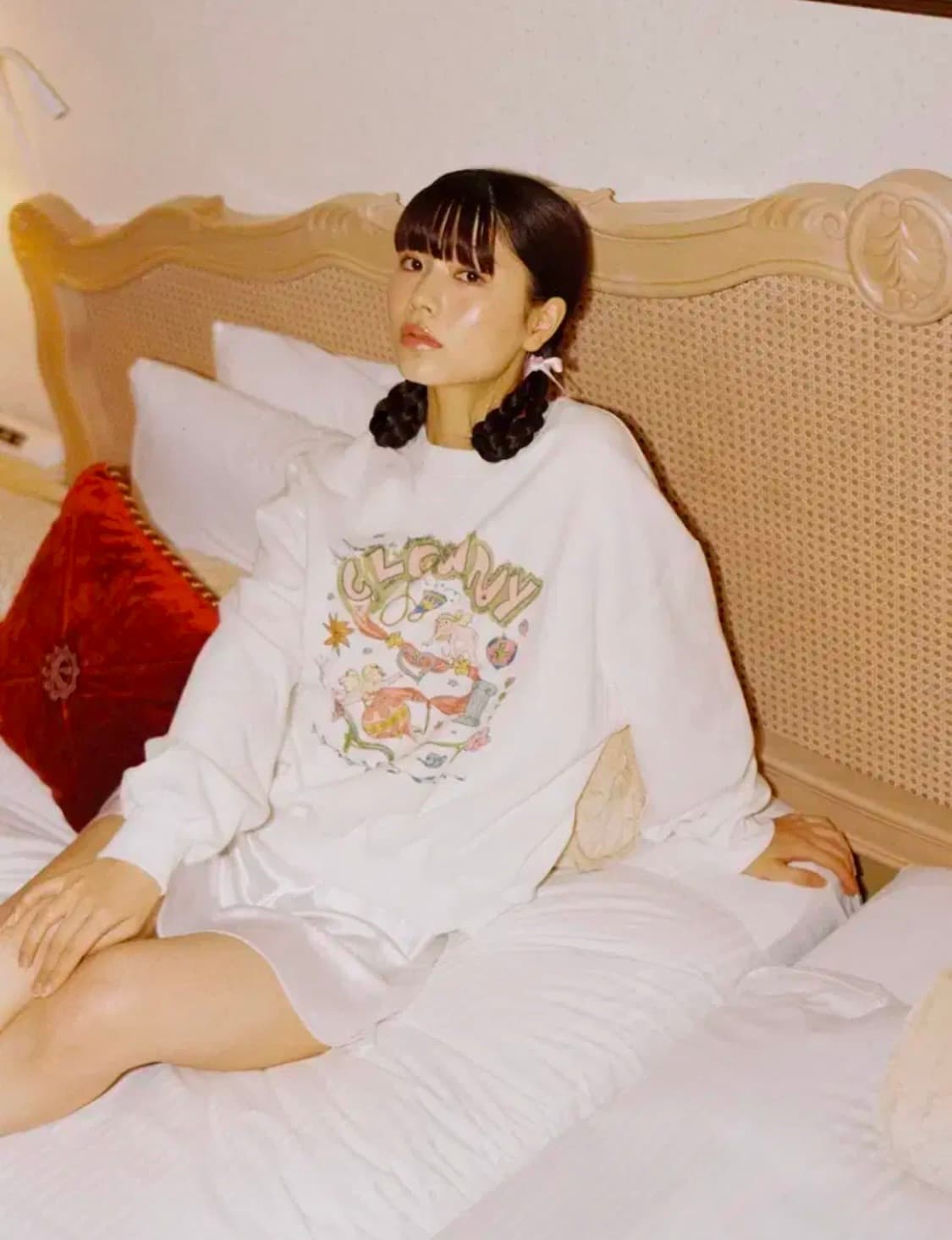 글로니 홀리데이 엔젤 맨투맨 화이트 상품이미지1