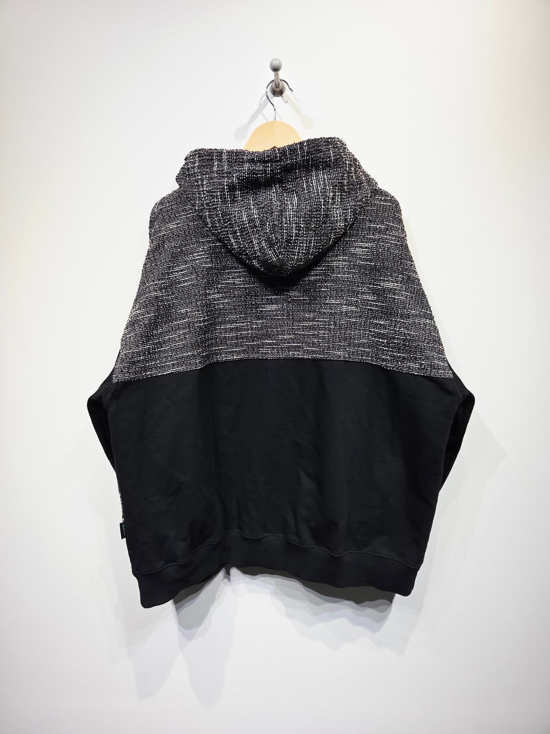 앤더슨벨 패브릭 배색 후드티 블랙 상품이미지5