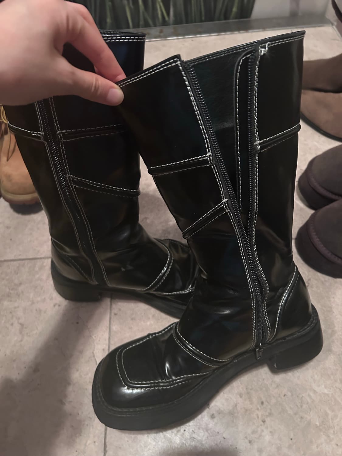 ATT 에이티티 스티치 라인 스퀘어 부츠 블랙 엔믹스 스테이씨 착용 상품이미지9