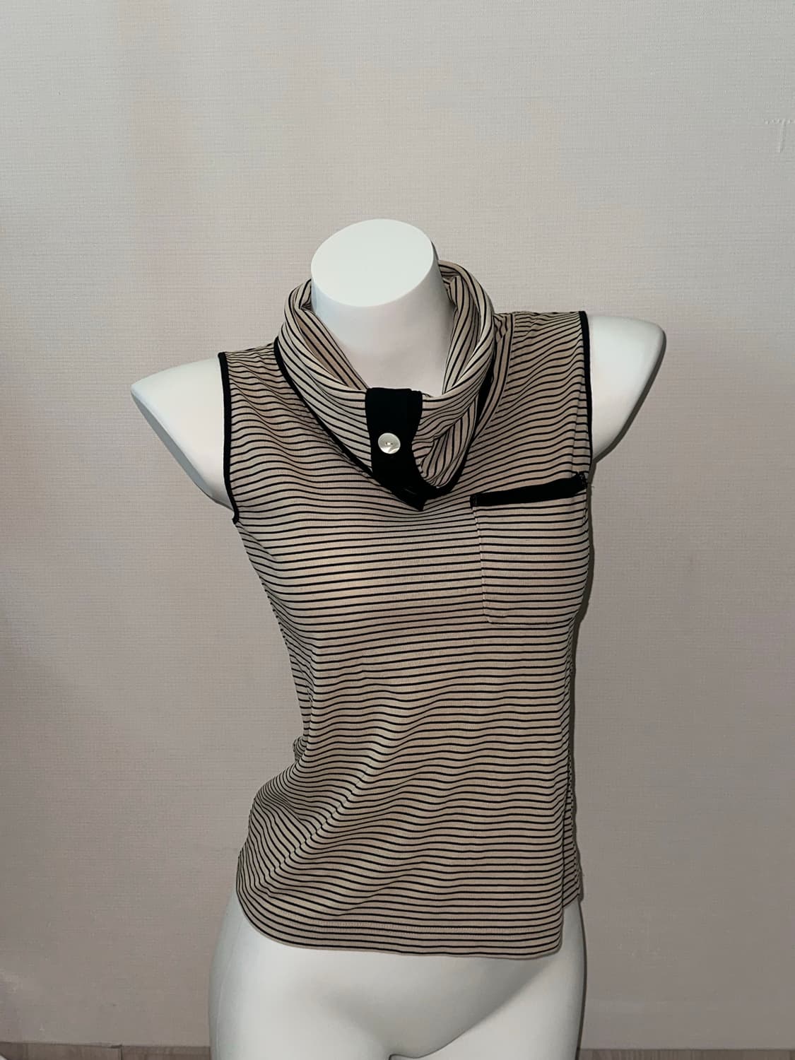 버튼 폴라 스트라이프 슬리브리스 상품이미지4