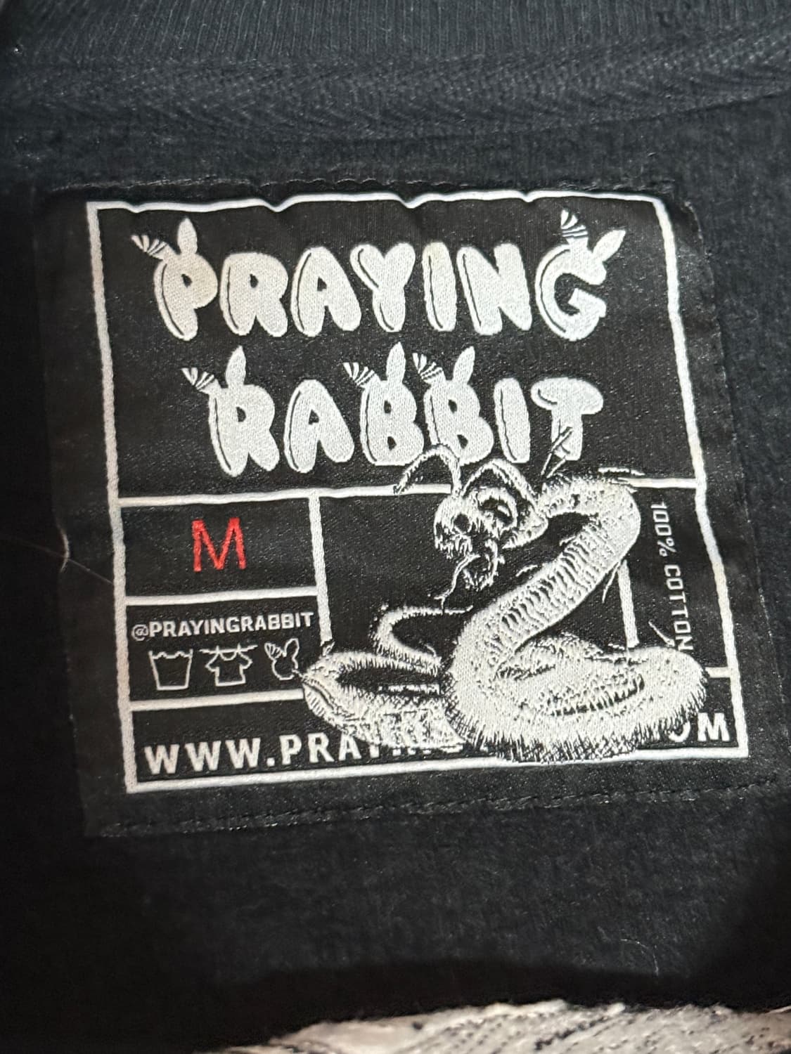 Praying Rabbit 서브컬쳐 자수 맨투맨 상품이미지3