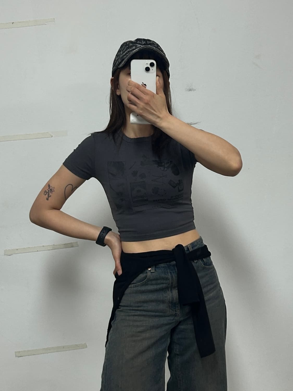 오드 스튜디오 콜라주 그래픽 크롭 티셔츠 차콜 상품이미지1