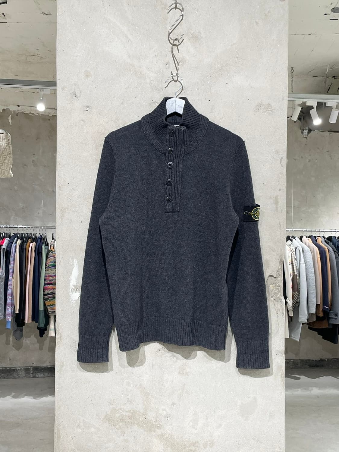 스톤 아일랜드 차콜 하프 버튼 와펜 폴라 스웨터 상품이미지1