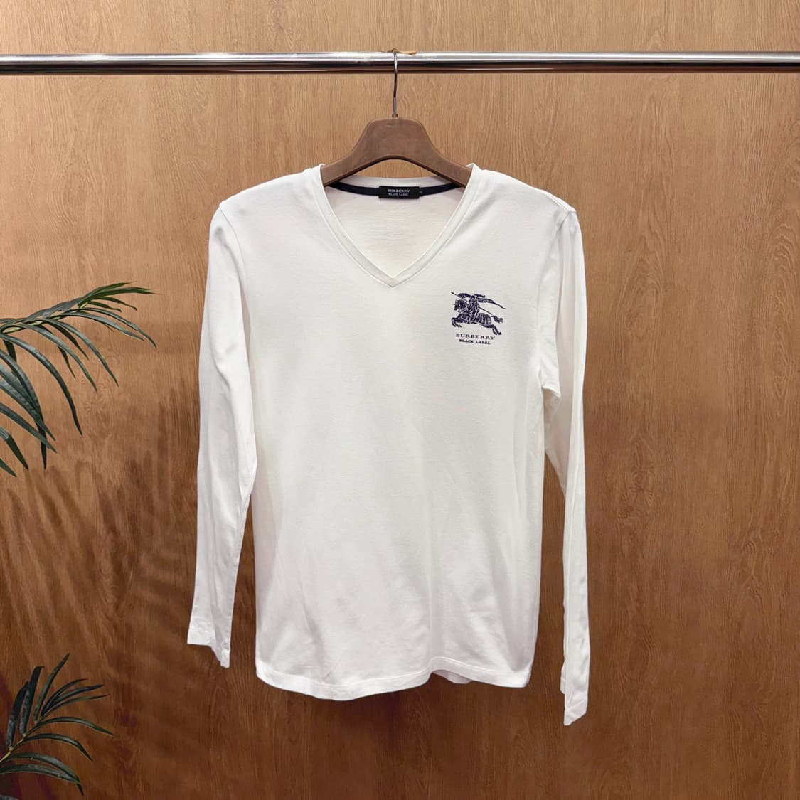 버버리 블랙라벨 브이넥 긴팔 티셔츠 로고 프린팅 디테일 슬림핏 화이트 상품이미지1