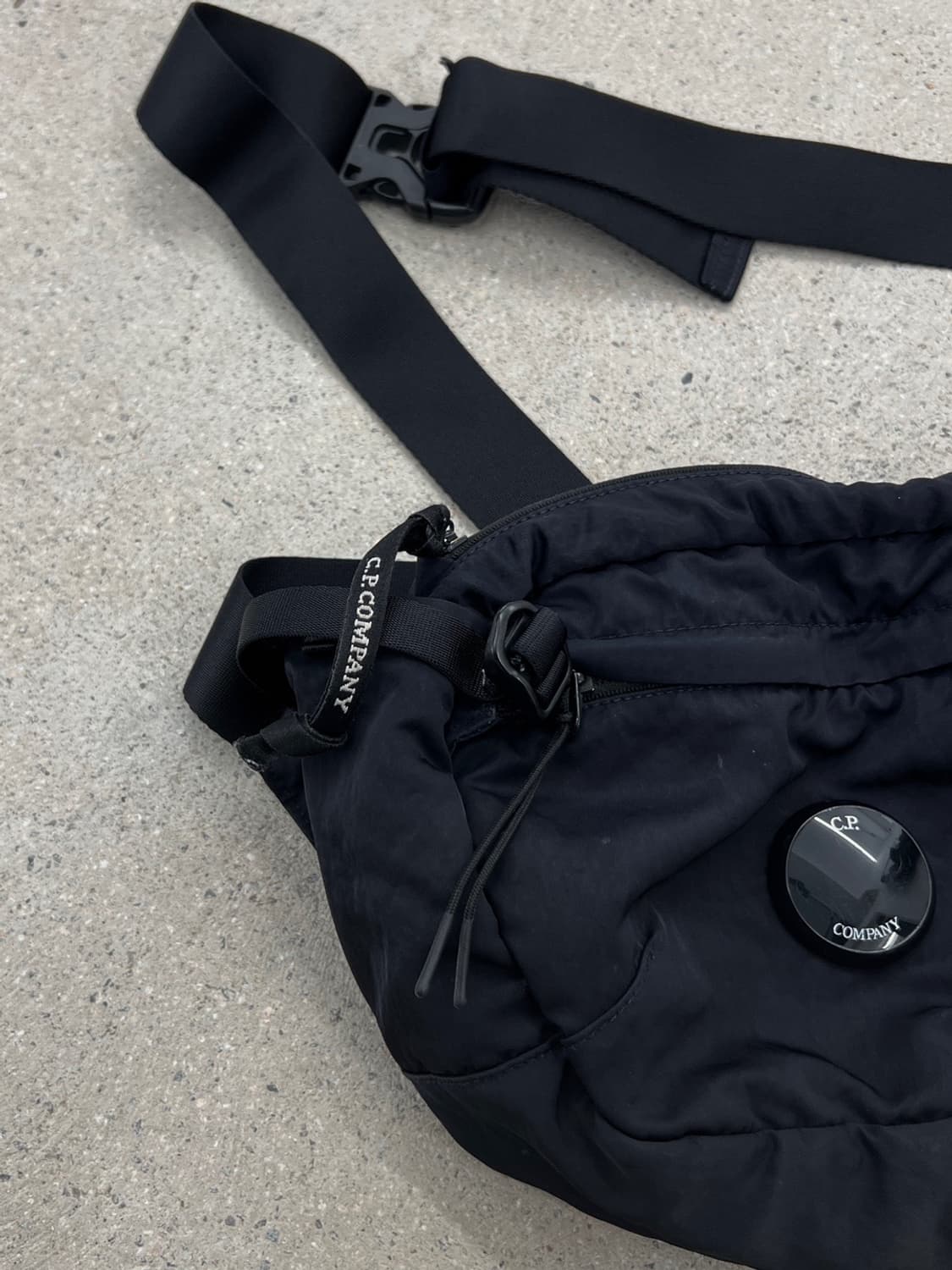 CP컴퍼니 24FW 렌즈와펜 크로스바디 슬링백 상품이미지3