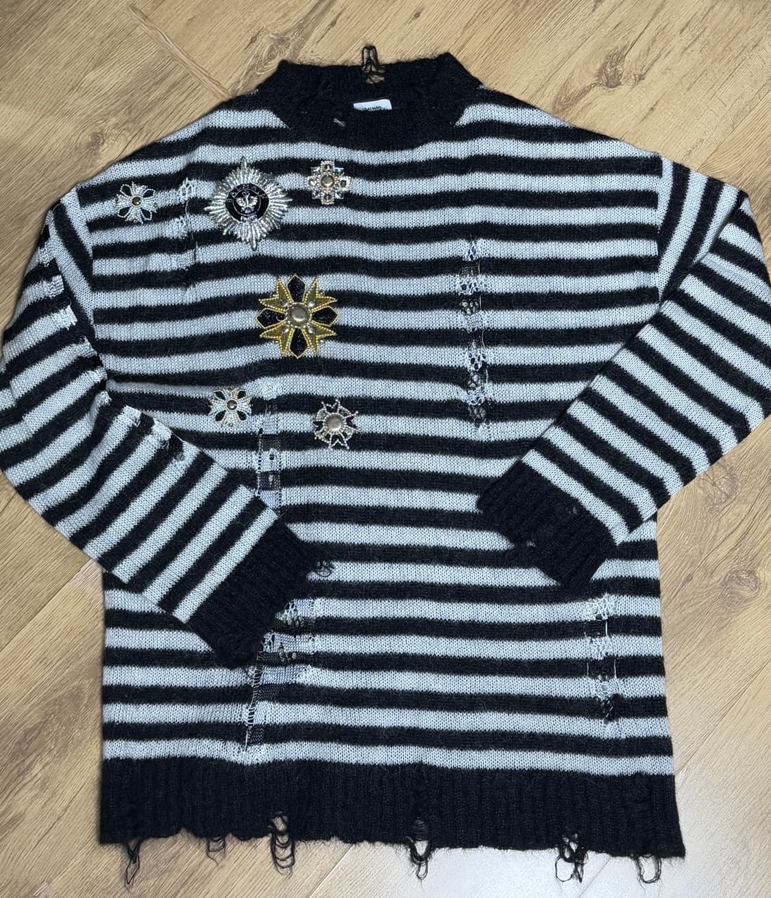 발망 브로치 스트라이프 풀오버 니트 상품이미지1