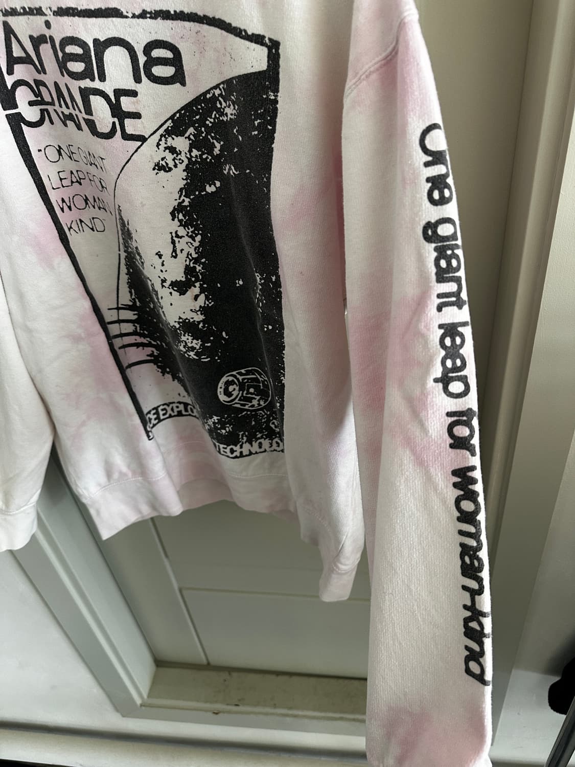 Ariana Grande x NASA Coachella Crewneck  상품이미지3