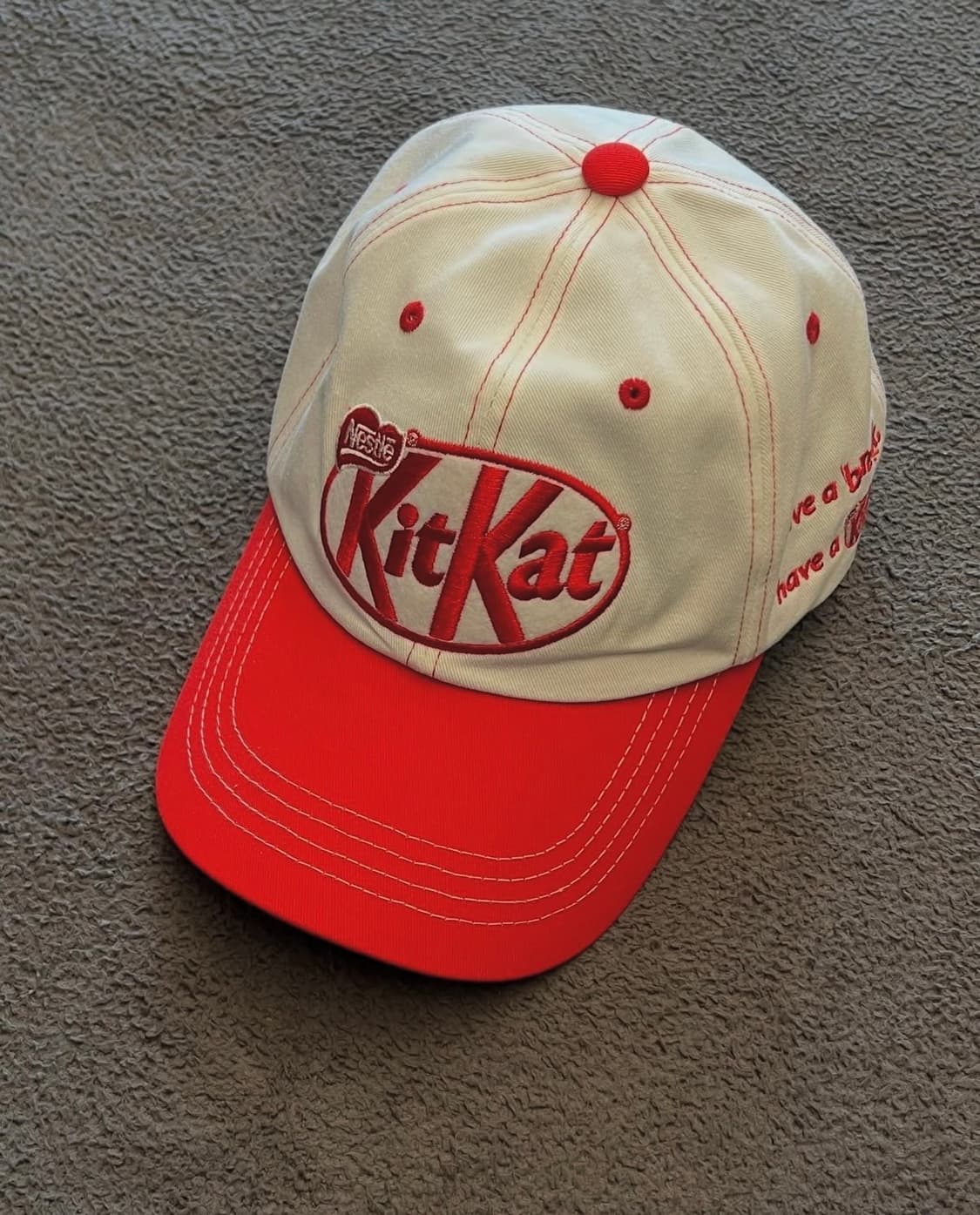 에이카화이트 X 킷캣 볼캡 상품이미지1