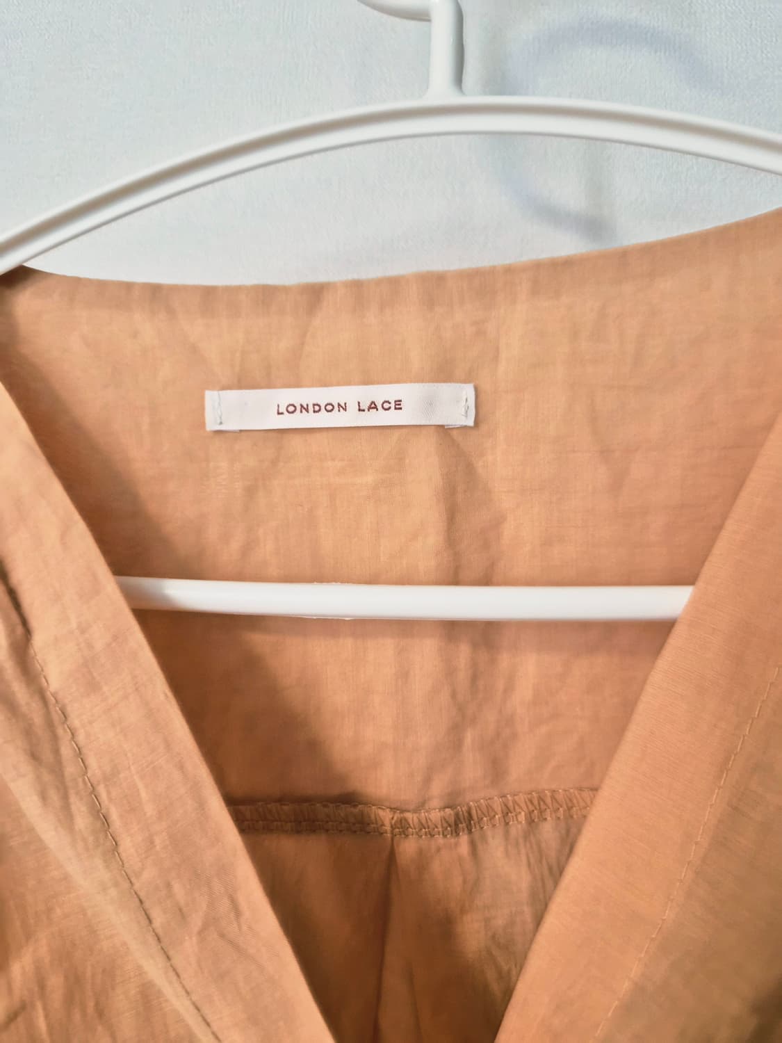 [LONDON LACE] 런던레이스 브이넥 퍼프 소매 블라우스 상품이미지2