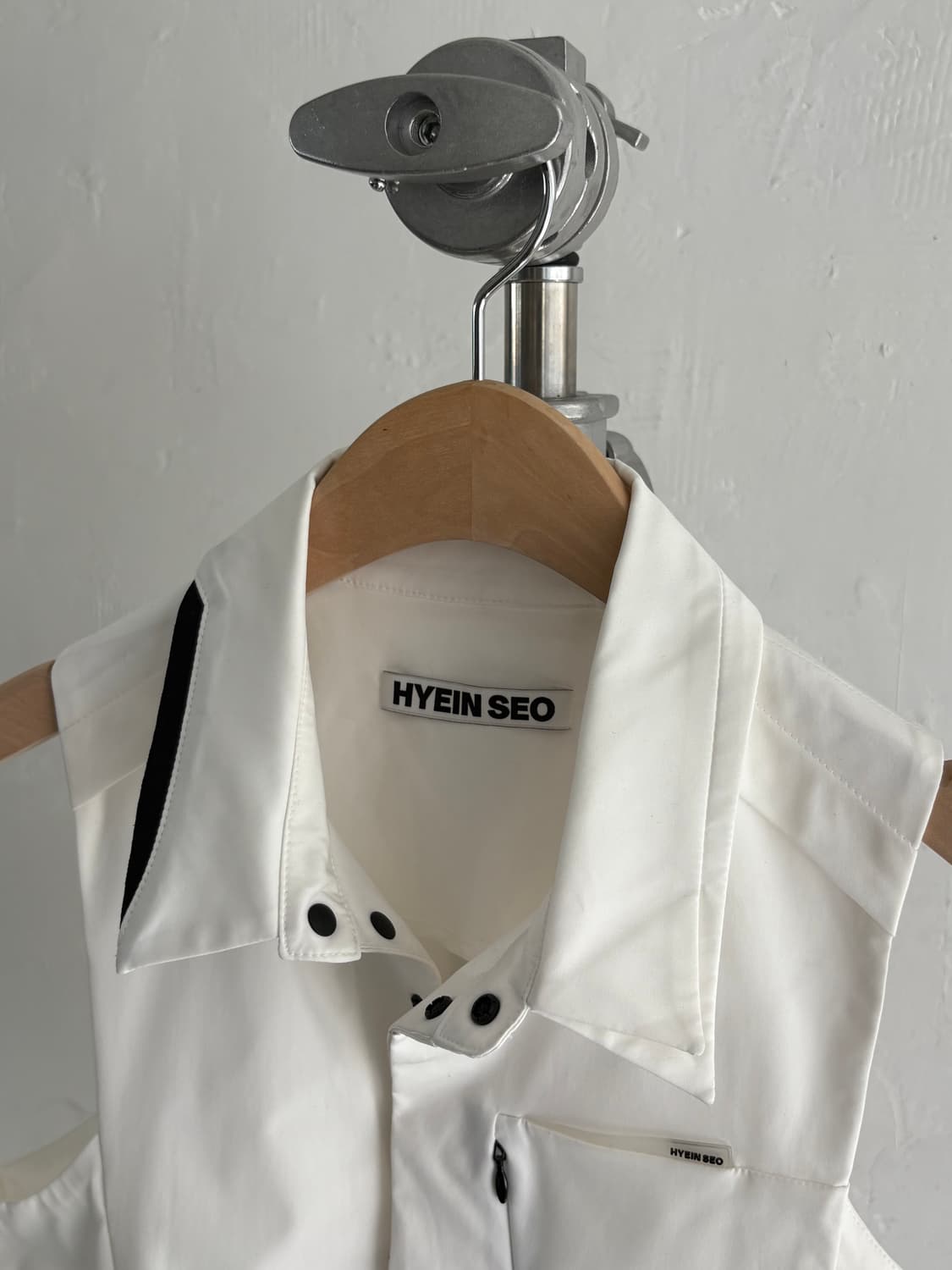 Hyein Seo 혜인서 화이트 컬러 슬리브리스 셔츠  상품이미지3