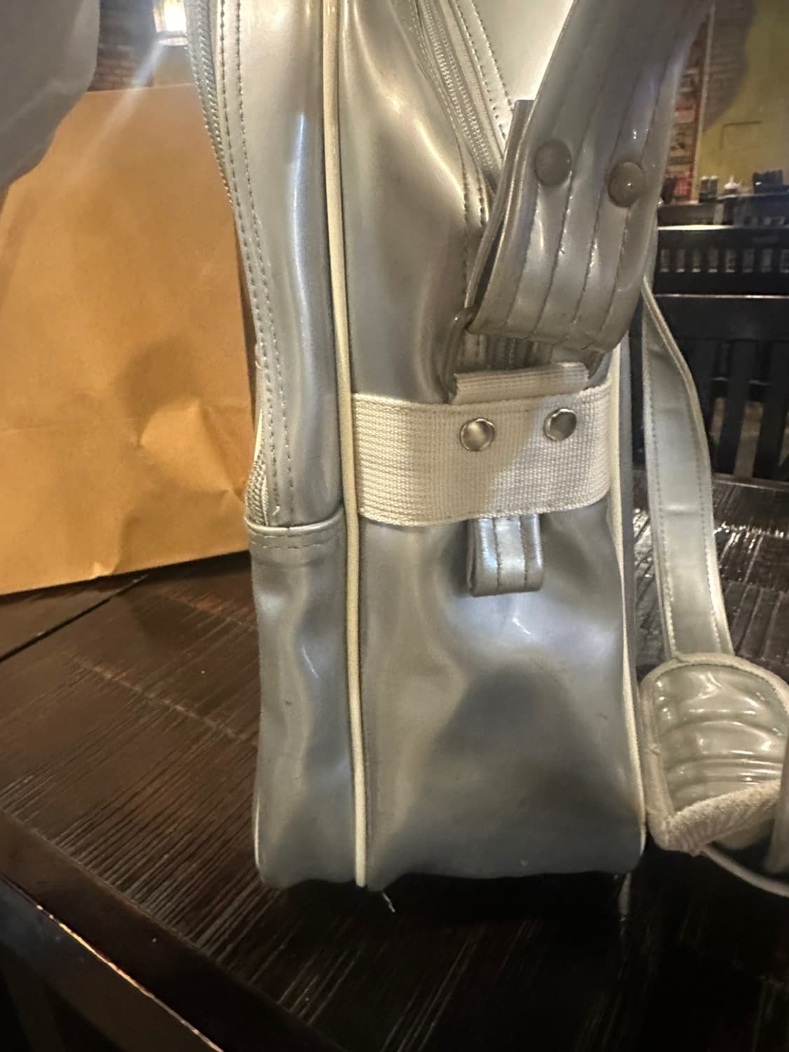 베이프 니고 pvc 에나멜백 크로스백 상품이미지4