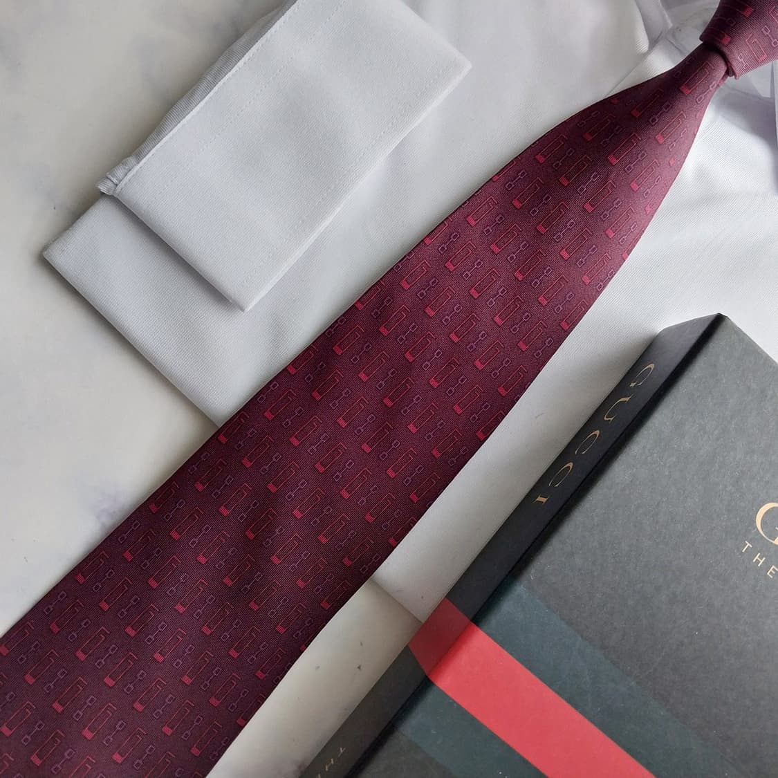 구찌 g로고 전체 패턴 넥타이 버건디 컬러 9.3cm A등급 K2620 상품이미지5