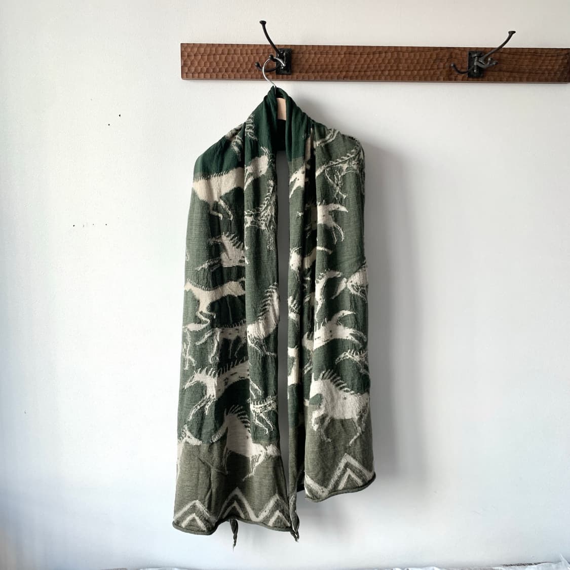 크로켓 울 인디언 홀스 페인팅 머플러 상품이미지1