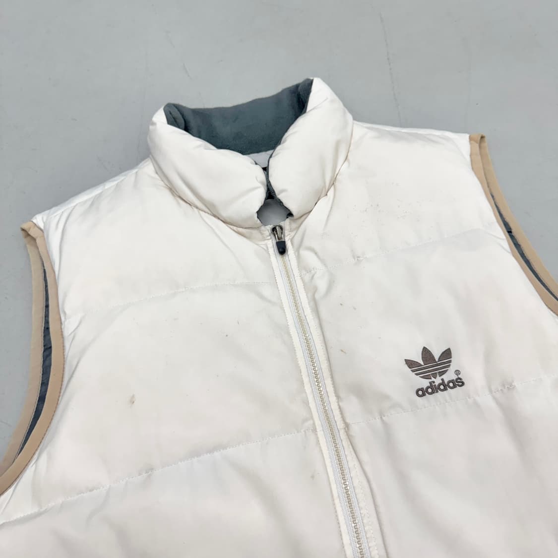 아디다스 00s 올드스쿨 파이어버드 아이보리 조끼패딩 상품이미지3