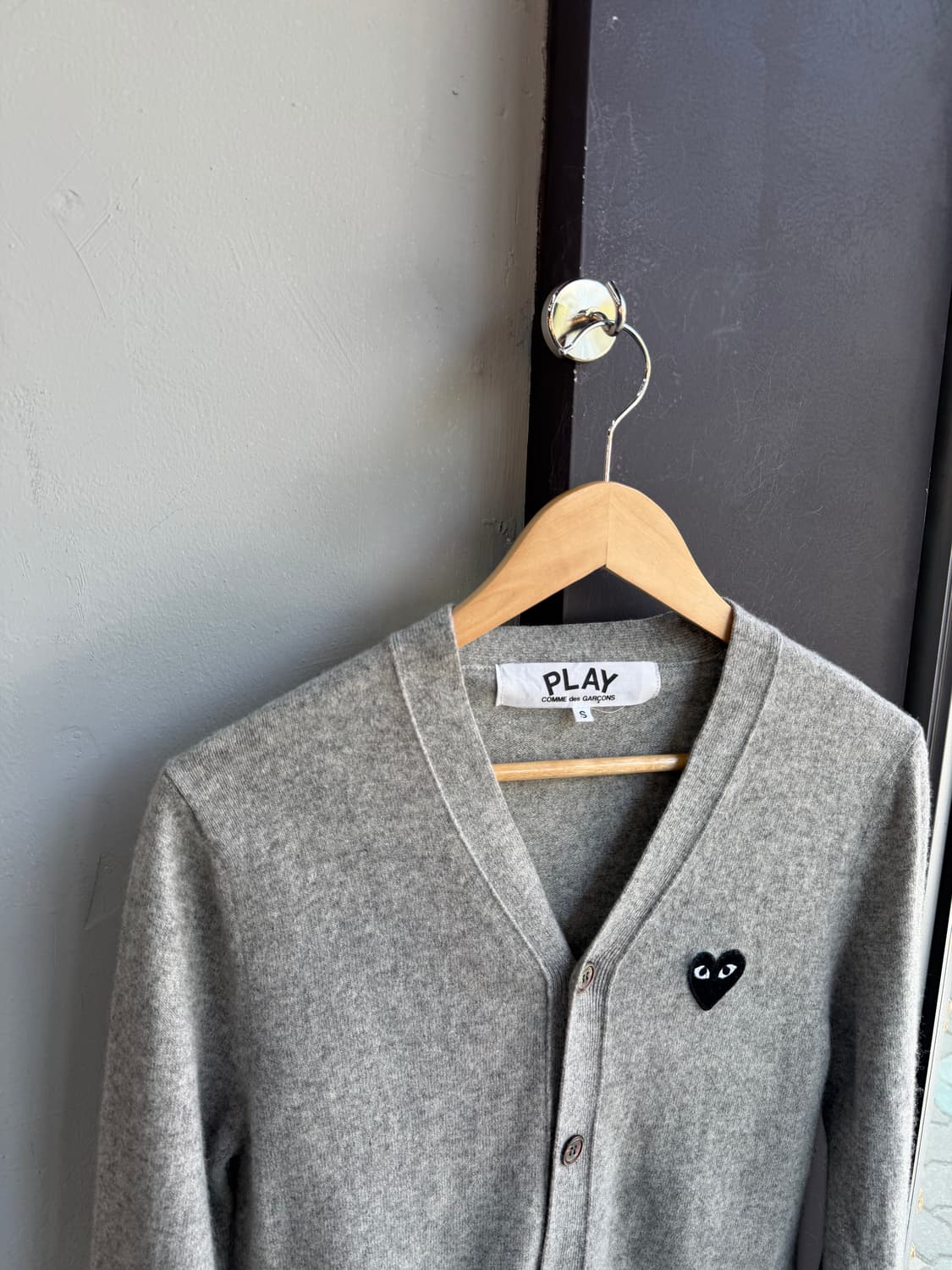 .S/ 꼼데가르송 플레이 블랙하트 그레이 가디건 상품이미지3