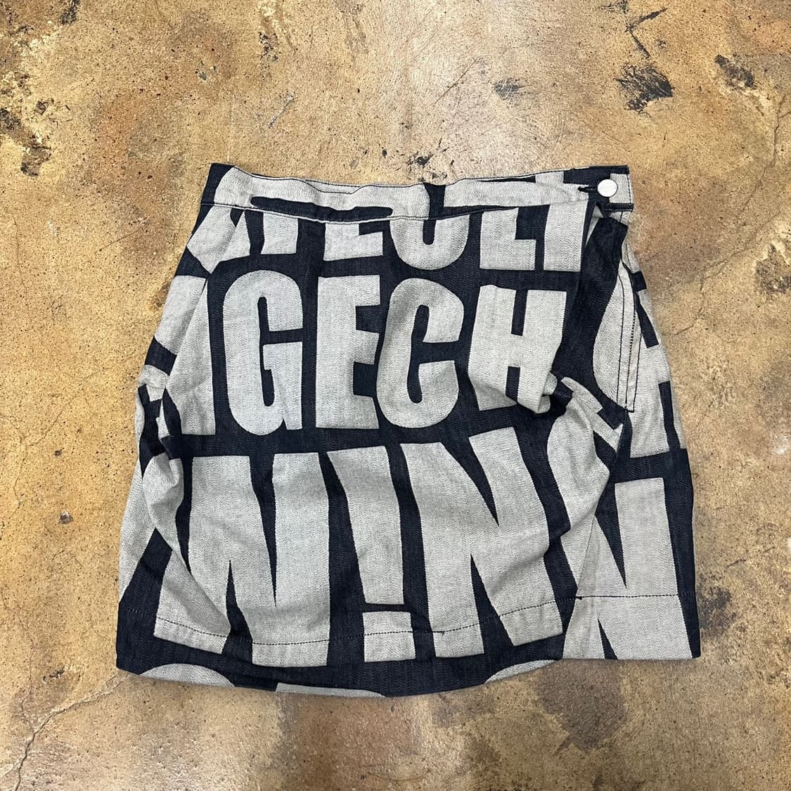 [정품/2] 비비안웨스트우드 로고 프린트 스커트 블랙  상품이미지2