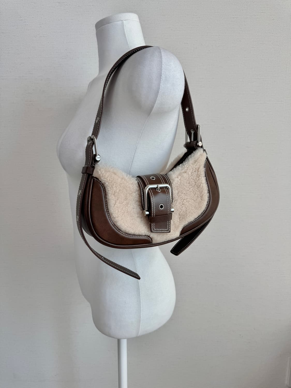 오소이) 호보 버클 백 시어링 콤비 상품이미지3