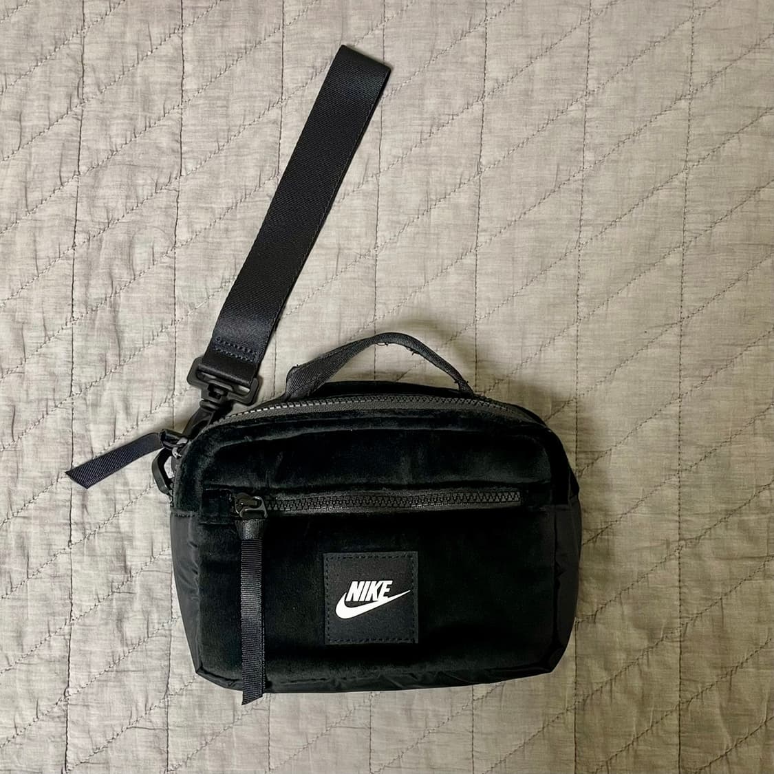 [새상품/공용] 나이키 Nike 벨벳 미니 손가방 윈터라이즈 유틸리티 백 상품이미지1