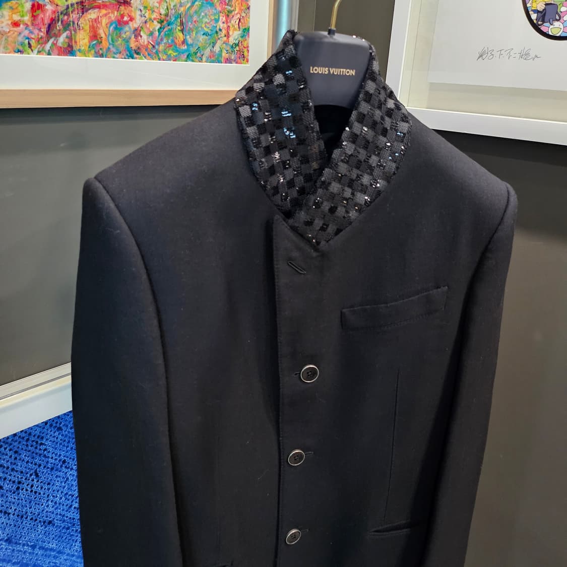 루이비통 퍼렐 엠브로이더드 스탠딩 칼라 싱글 브레스티드 신상 코트 상품이미지4