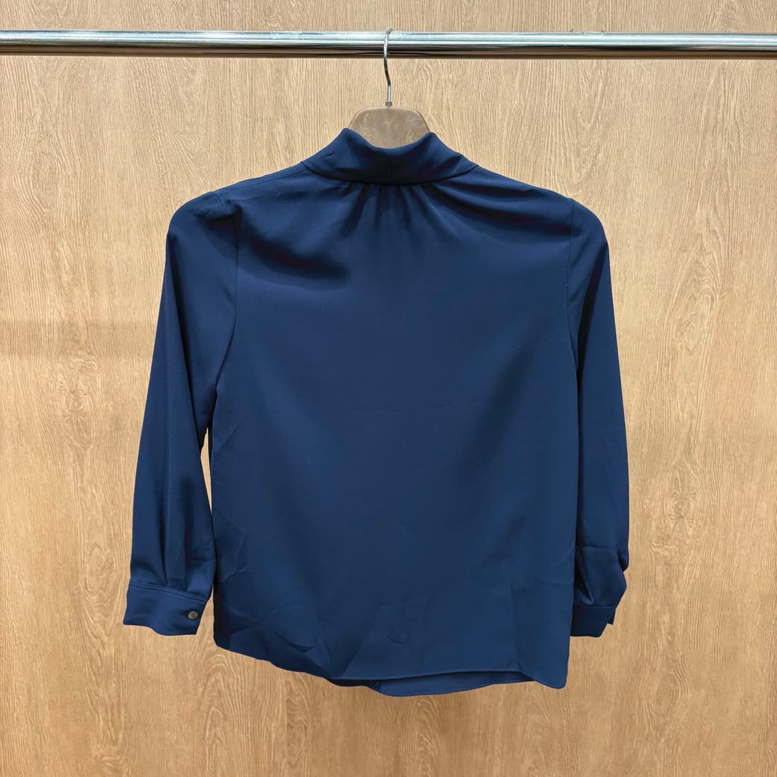 띠어리 7부 타이 스카프 블라우스 어깨 셔링 버튼 커프스 디테일 네이비 상품이미지3