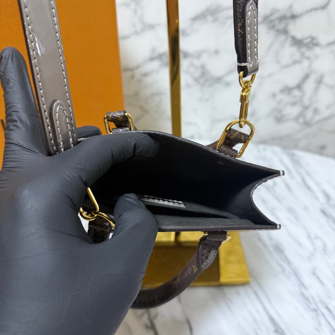 루이비통 모노그램 베르니 쁘띠 삭 플라 토트백 크로스백 상품이미지7