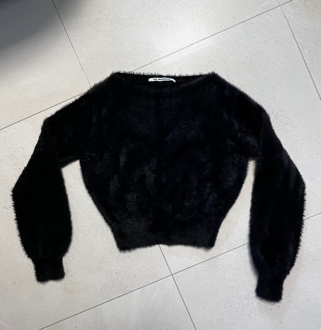 블랙업 슈리드 오프숄더 니트 블랙 상품이미지5