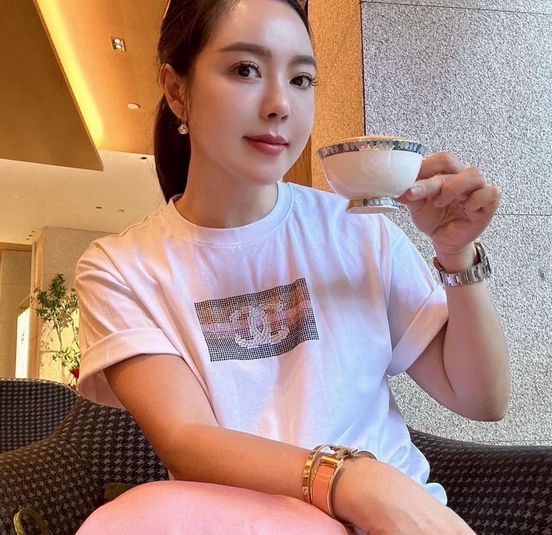  샤넬뷰티 리미티드 스와로브스키  로고 티셔츠 + 파우치 세트 기프트팩 상품이미지4