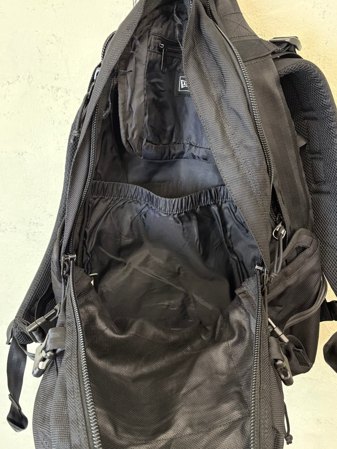 뉴에라 캐리어 백팩 블랙 상품이미지8