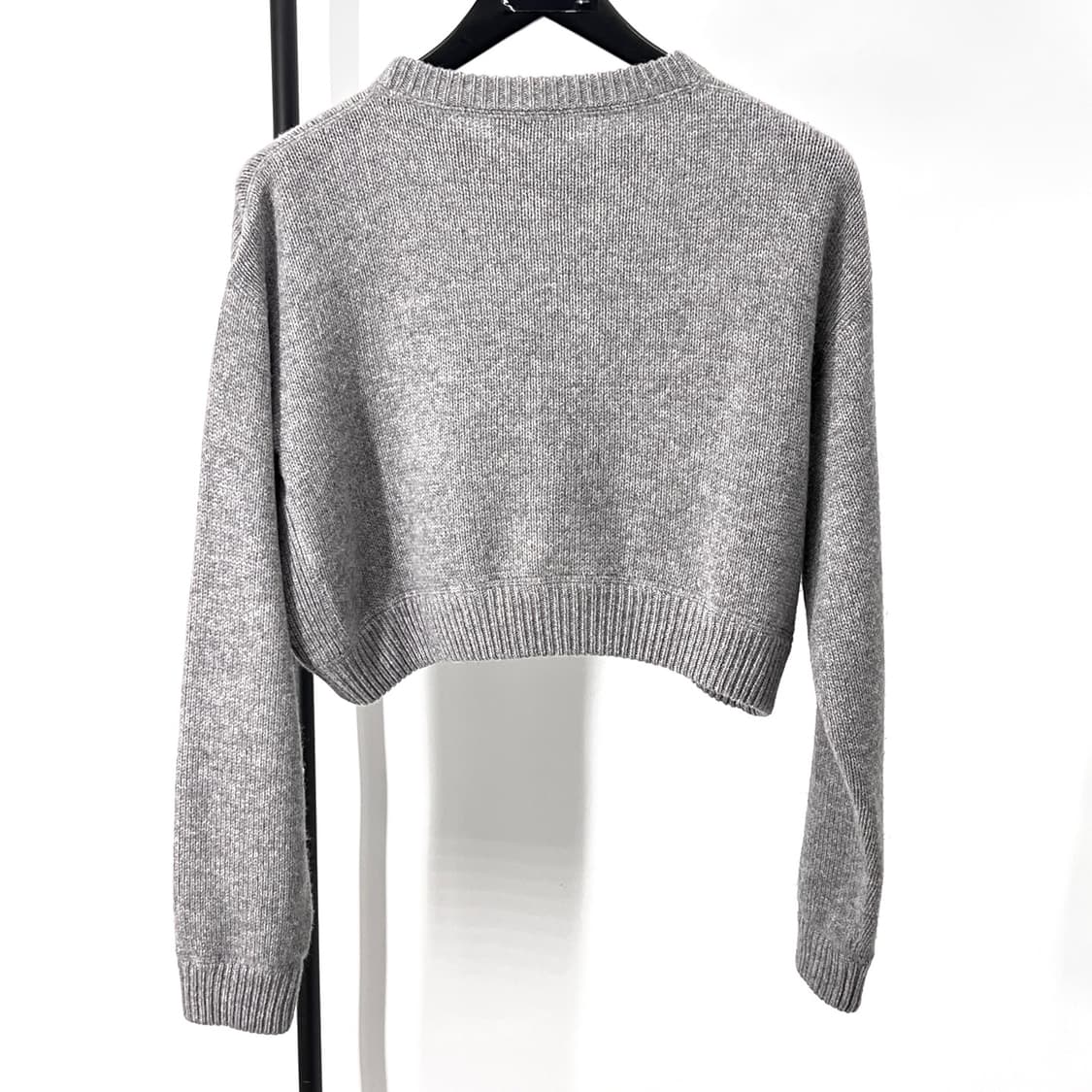 [38사이즈] 미우미우 로고 크롭 캐시미어 니트 그레이 (MML664) 상품이미지2