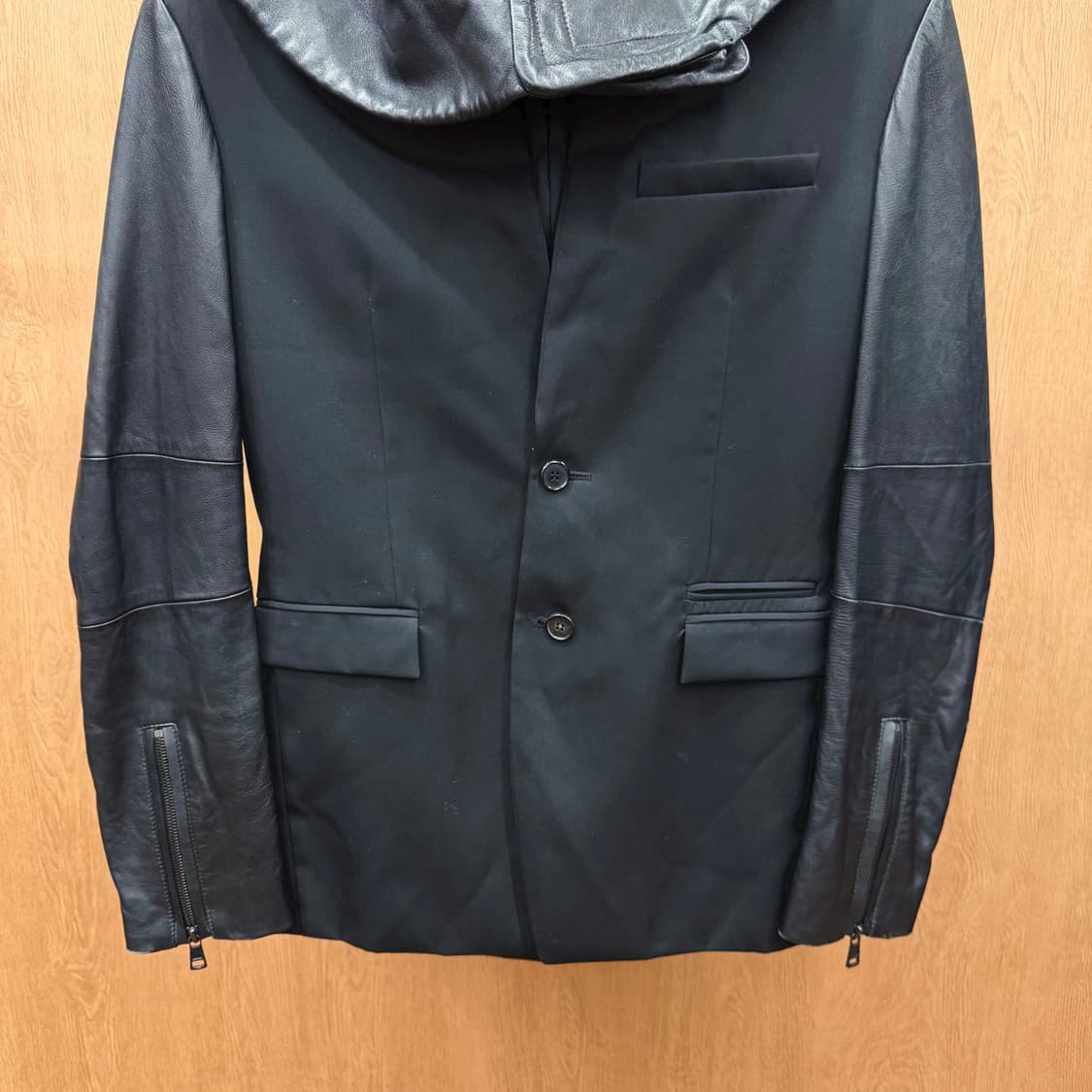 준지 울 긴팔 자켓 램스킨 배색 후드 소매 지퍼 디테일 레귤러핏 블랙 상품이미지5