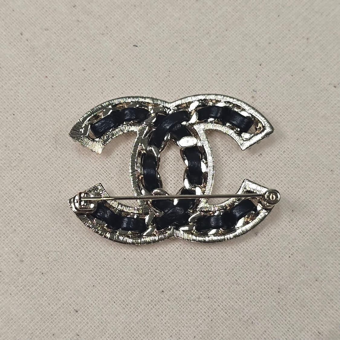 샤넬 CC 가죽 크리스탈 브로치 상품이미지3