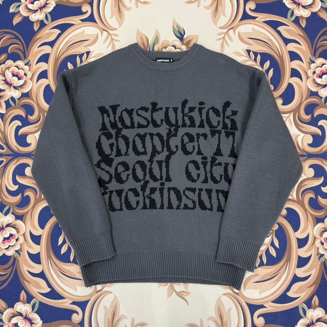 (M)네스티킥 Nastykick 킨섬 레터링 니트(차콜) 상품이미지1