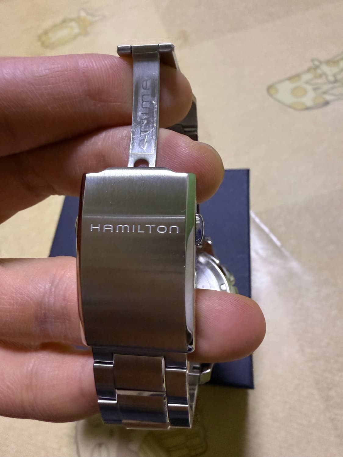 안녕하세요 해밀턴 카키 엑스윈드 GMT 크로노 쿼츠 46mm 블랙 메탈  상품이미지6