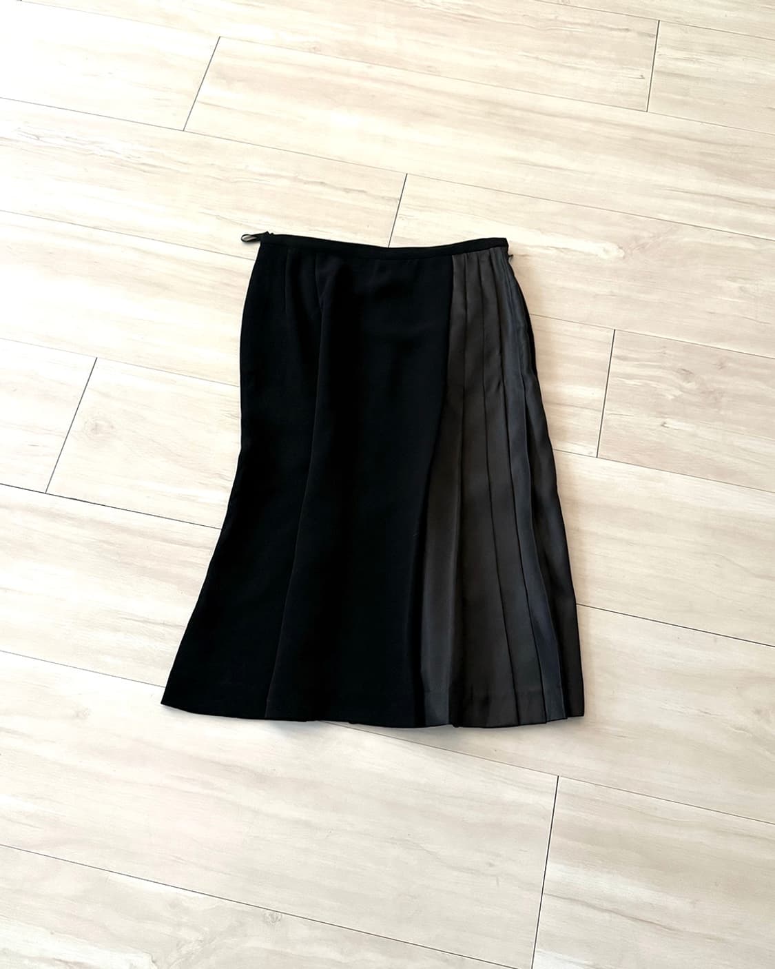 Black Side Satin Pleated Midi Skirt 상품이미지1