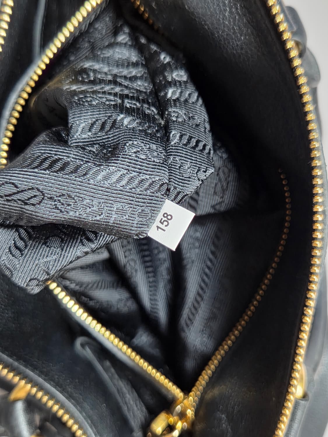 [프라다] 비텔로 다이노 레더 골드 메탈 로고 토트백 | G00012 상품이미지9