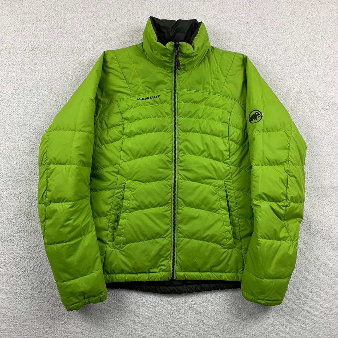 마무트 자수로고 다크브라운/네온 리버시블 덕다운 경량패딩 상품이미지7