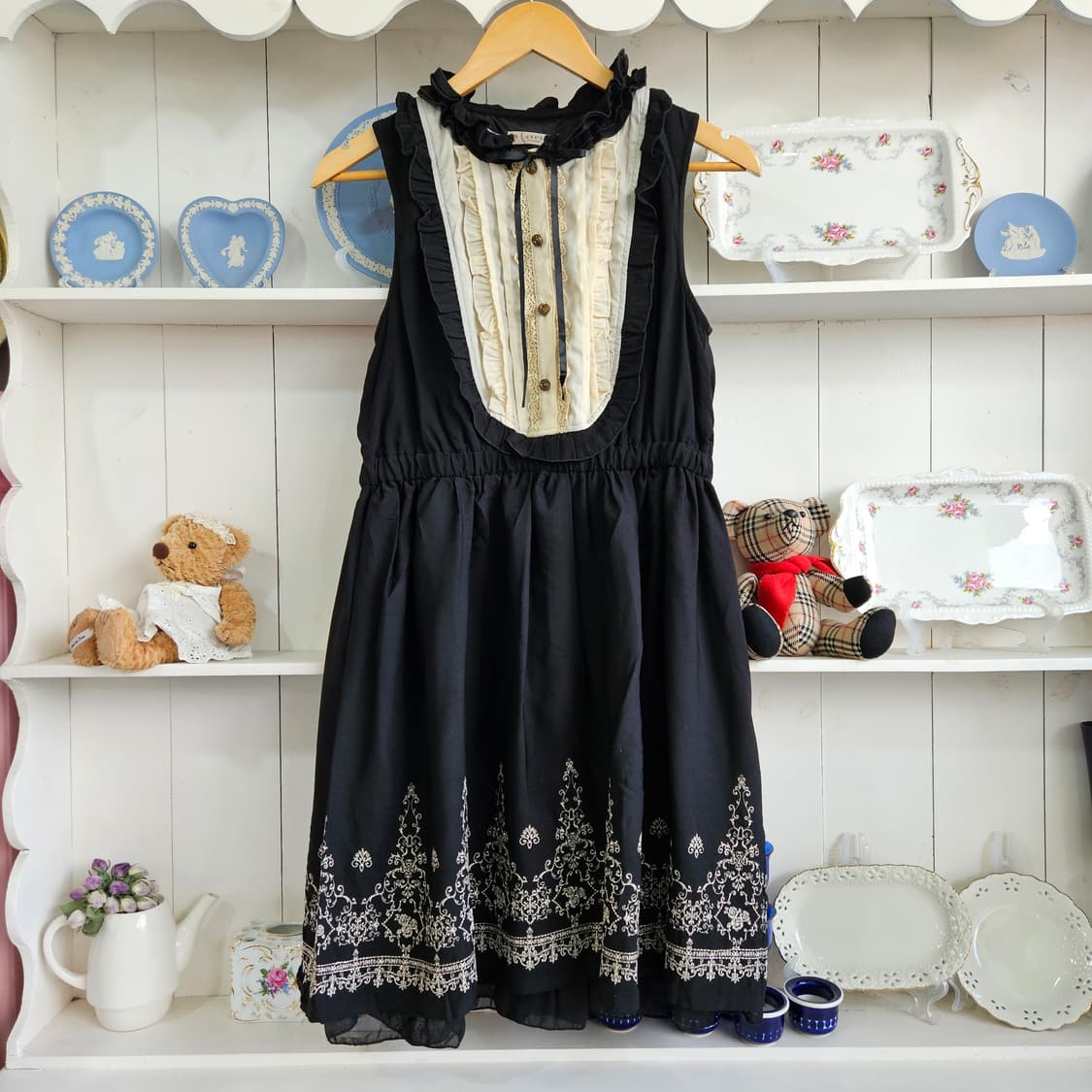 axes femme(엑시즈팜) 자수 프릴 블랙 원피스 상품이미지2