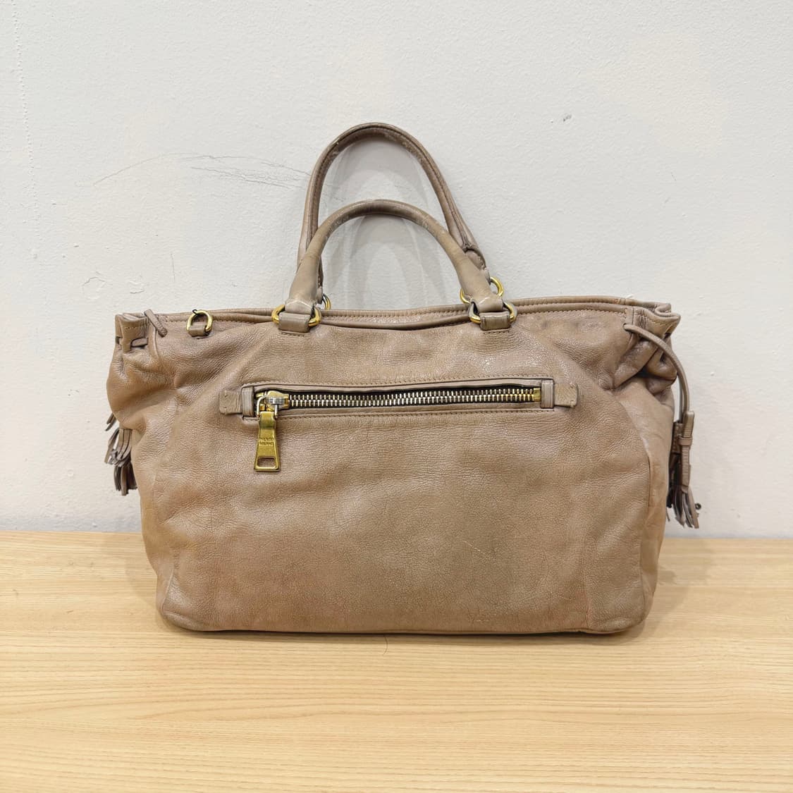 프라다 비텔로 다이노 레더 토트백 삼각 메탈 로고 플레이트 디테일 베이지 상품이미지2