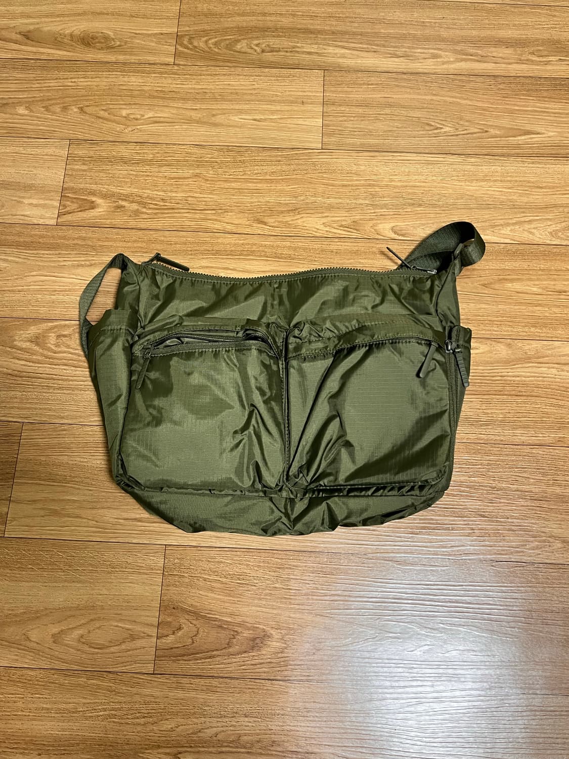 유니클로 멀티포켓 크로스백(포터맛가방) 상품이미지1