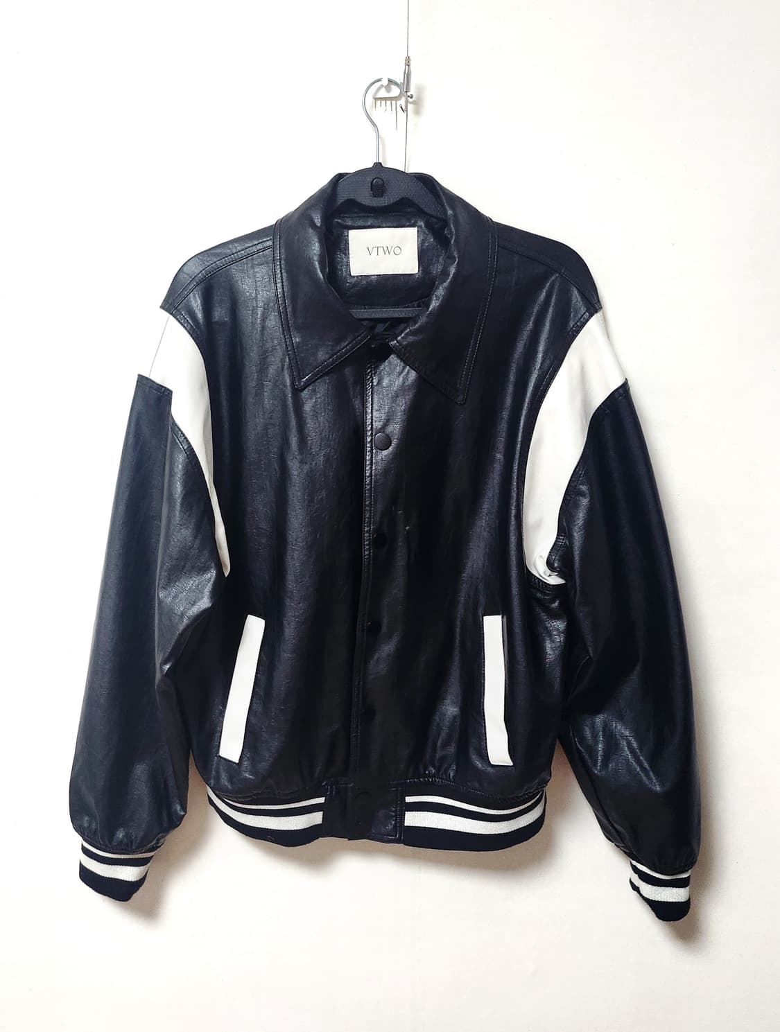VTWO 브랜드의  레더 바시티 자켓 상품이미지1