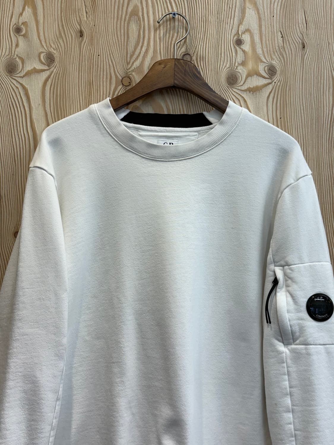 C.P. 컴퍼니 다이애그널 레이즈드 렌즈 와펜 맨투맨 상품이미지2