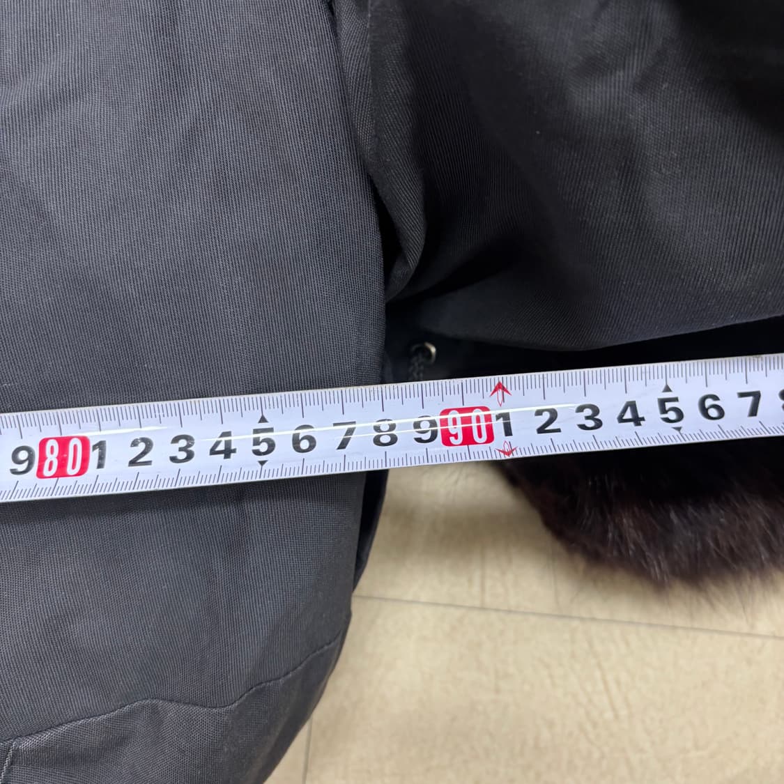 무스너클 암로고 퍼 후드 다운 패딩 상품이미지9