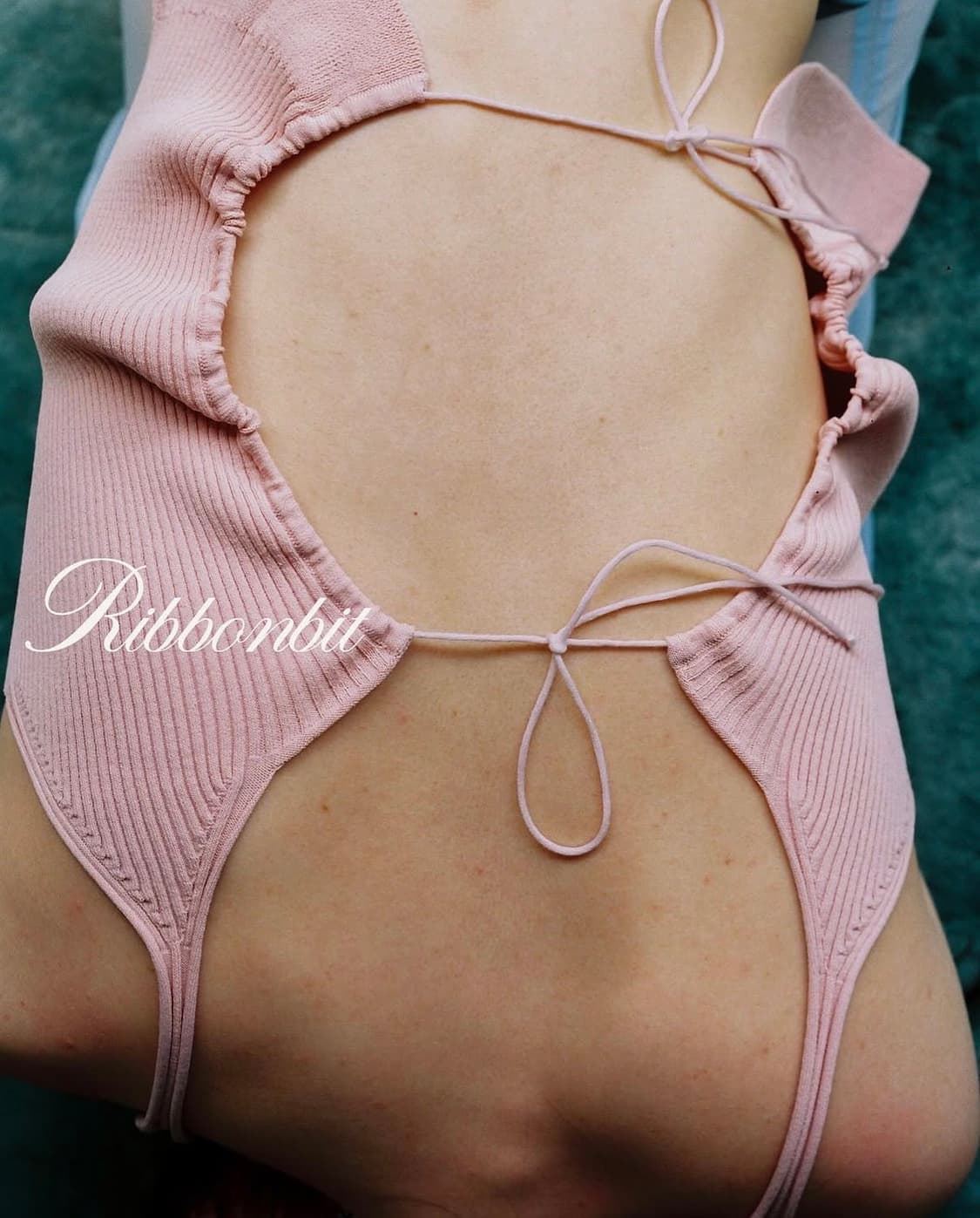 리본빛 슬리브리스 니트 탑(블랙) 상품이미지2