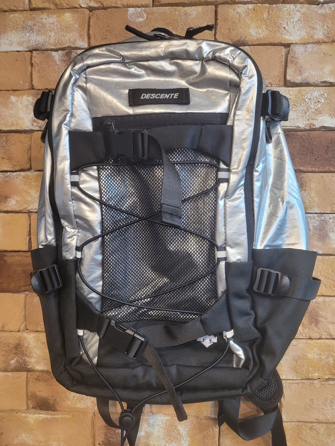 데상트 루프 백팩 실버 상품이미지1