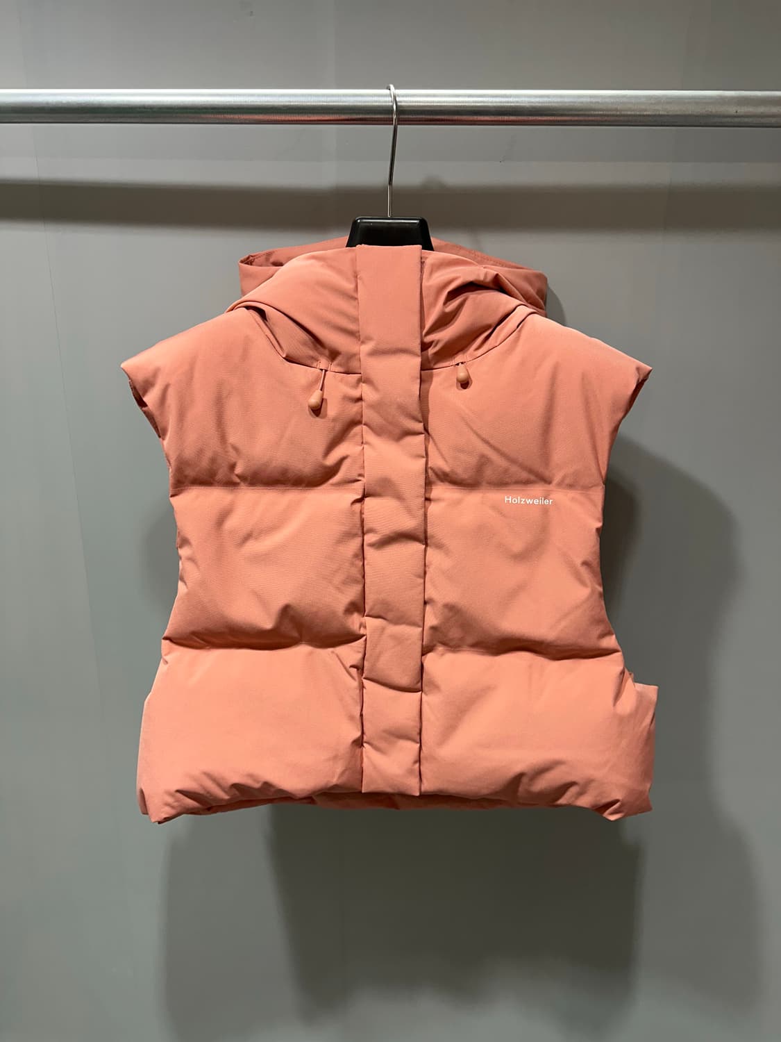 (정품/새상품) 홀츠베일러 여성 덕다운 크롭 후드 베스트 상품이미지1