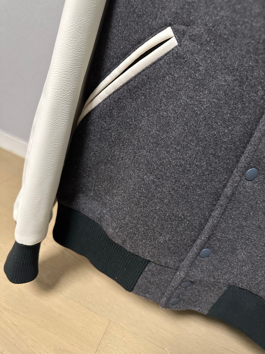 유니클로 차콜/화이트 바시티[XL] 상품이미지5